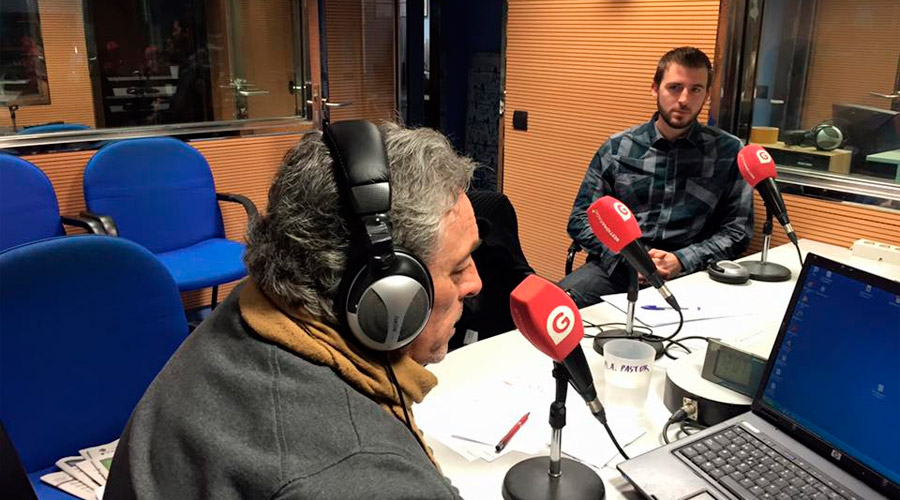 Iván en entrevista de radio