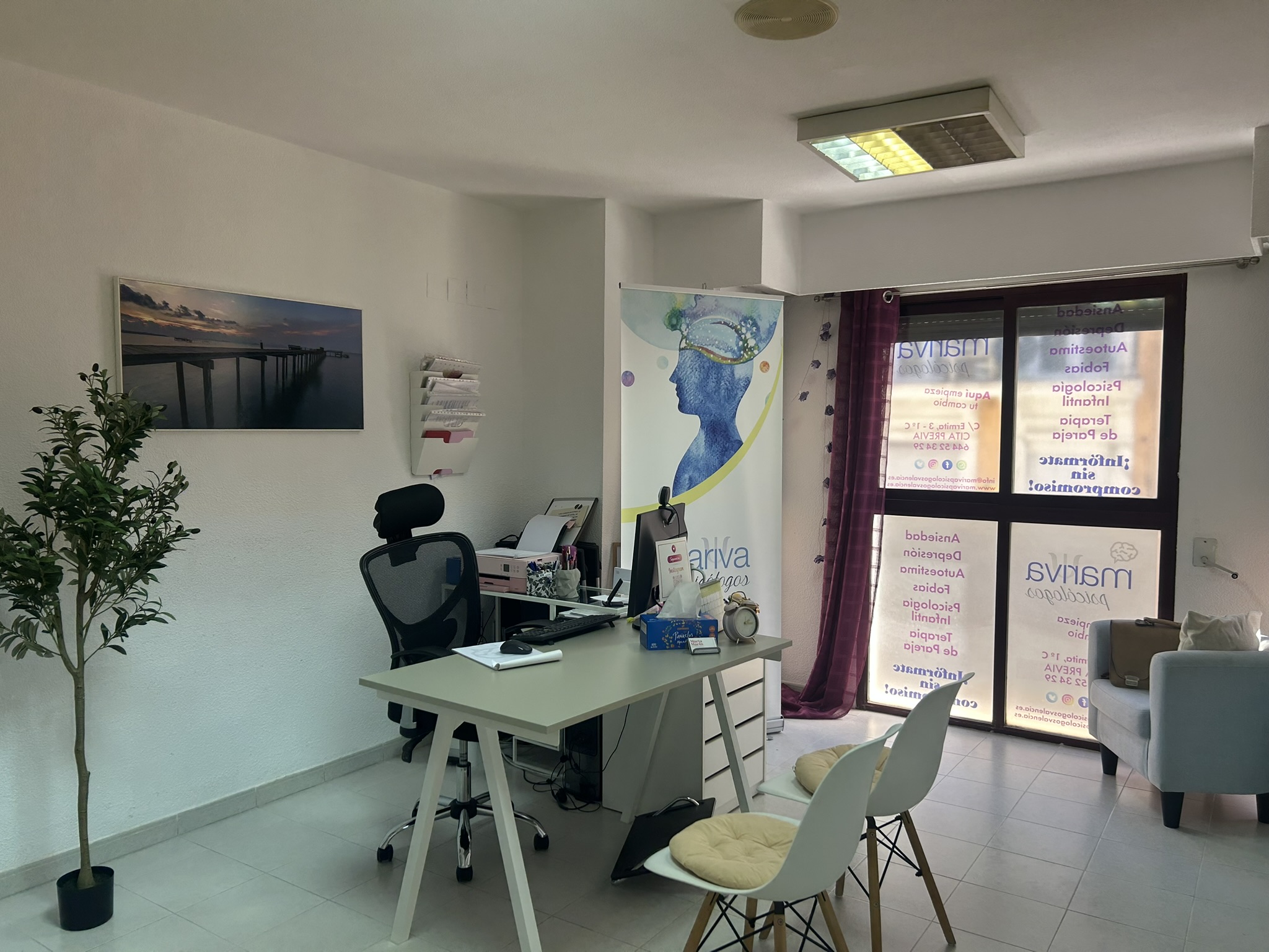 Vista general con ventana y roll-up de Mariva Psicólogos