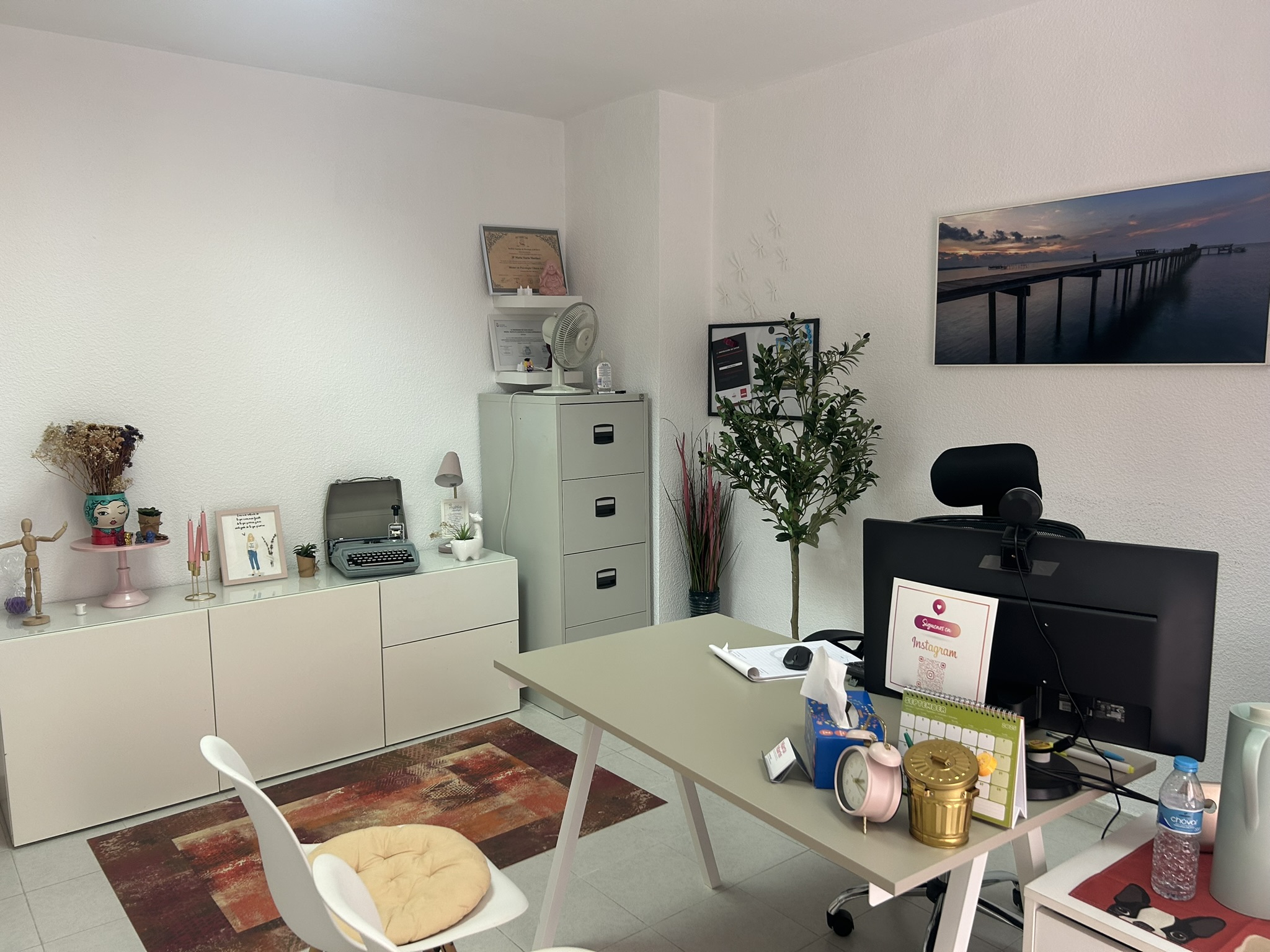 Otro ángulo del despacho con mesa y sillas